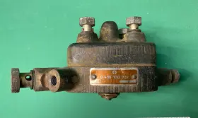 0438100032 Bosch Saab Fuel Distributor 438 100 032