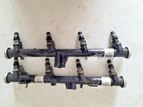 17201017 Gm Set Of 4.8l Fuel Rails With Injectors - Used