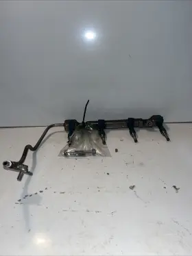 23814-37060 Toyota 23814-37061 Fuel Rail Injector Assembly 2010-2015 Prius Oem